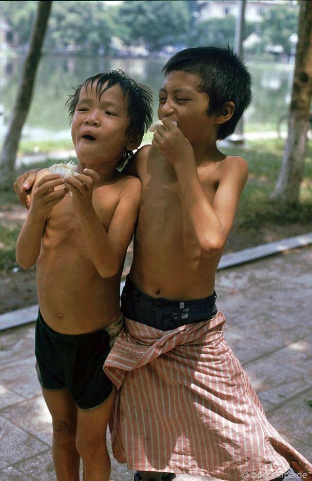 Trẻ em lang thang ở Hồ Gươm, 1993.